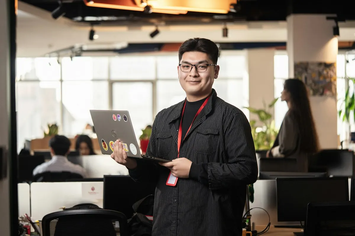 Profesional de tecnología con un computador portátil en una oficina