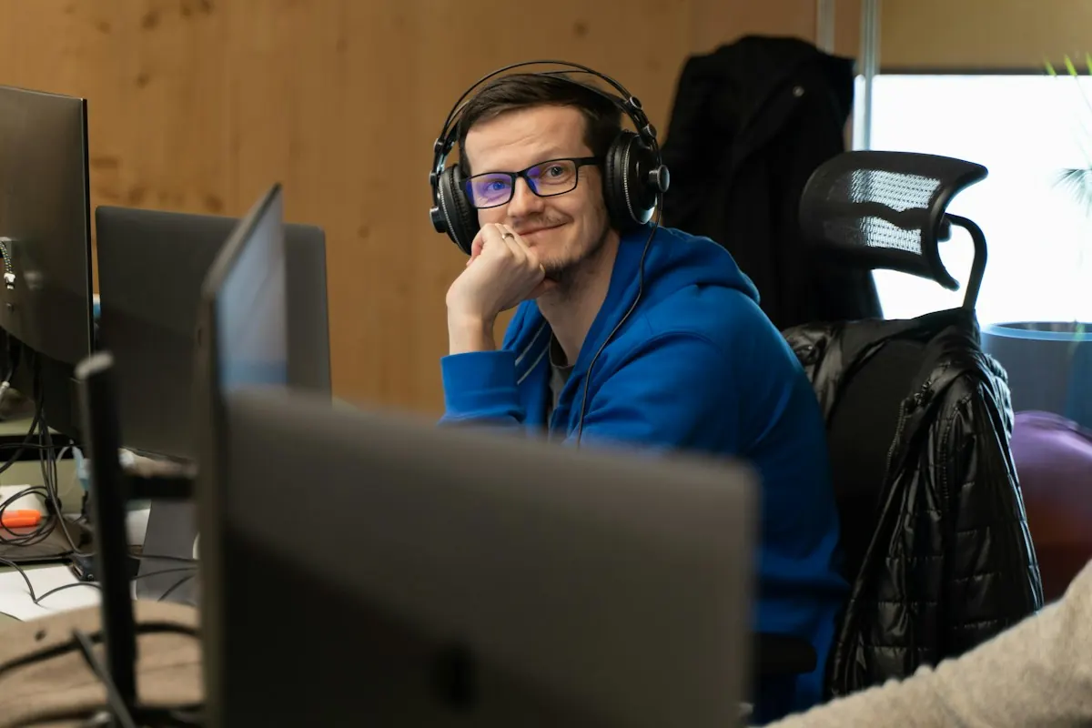 Especialista de soporte con auriculares atendiendo desde su computador